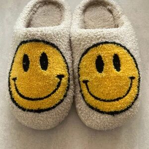 Altar’s state smiley slippers size 39-40